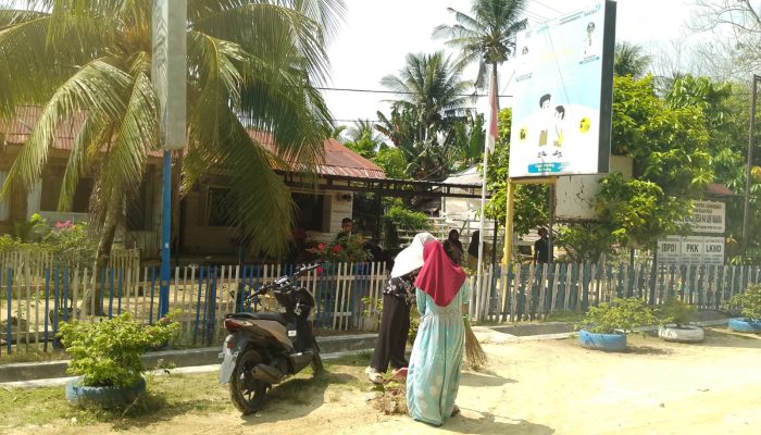 Jumat Bersih, Pemdes N-8 Kebun Ajak Warga Jaga Lingkungan