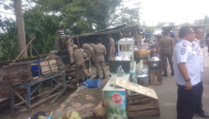 Satpol PP Bongkar Paksa Lapak Liar di Jalan Protokol Rantauprapat, Dukung Program “Membangun Desa Menata Kota”