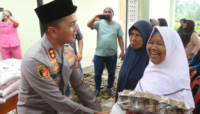 Jumat Curhat di Pematang Asilum, Kapolres Simalungun Dengarkan Keluhan Warga hingga Bagikan 100 Karung Beras